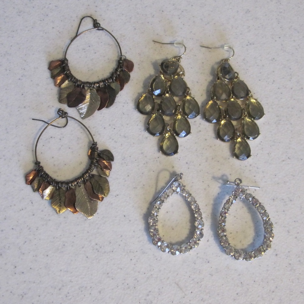 Set of pierced earrings